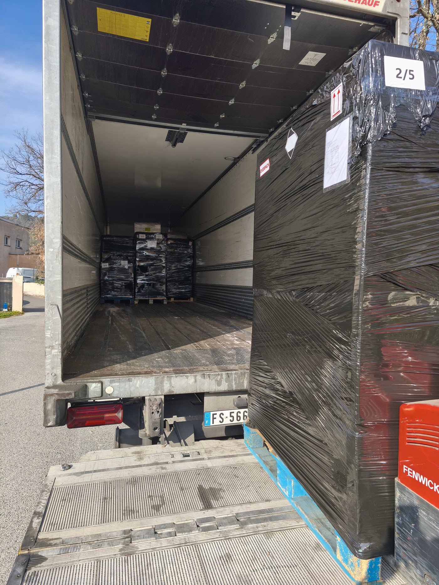 Chargement camion export — palettes filmées